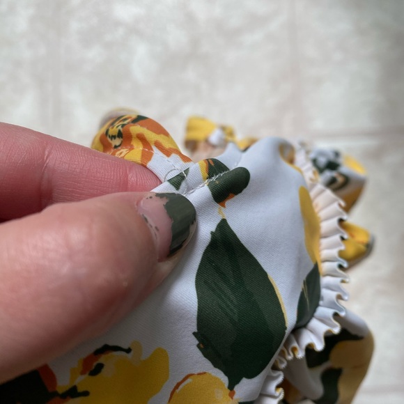 Kortni Jeane Medium V-Neck Top Yellow Floral - Picture 4 of 4